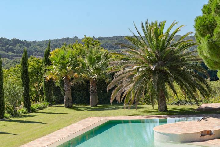 Villa pour 18 personnes, avec Balcon et Terrasse ainsi que Jardin et Piscine
