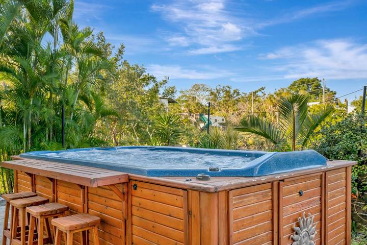 Vacation rental for 9 people, with balcony and yard, kid friendly in Tampa Bay