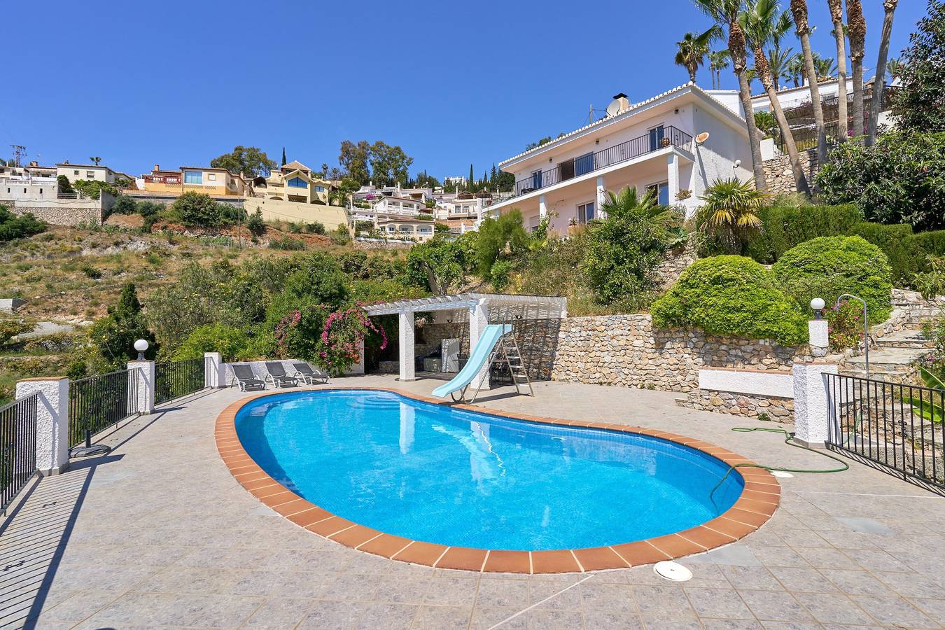 Villa „Casa Beto“ mit Meerblick, Pool, Garten & Wlan in Playa San Cristobal, Almuñecar