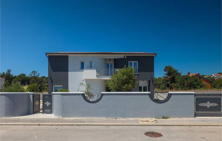 Amplio apartamento con piscina, wifi y acceso a la playa in Premantura, Costa sur de Istria