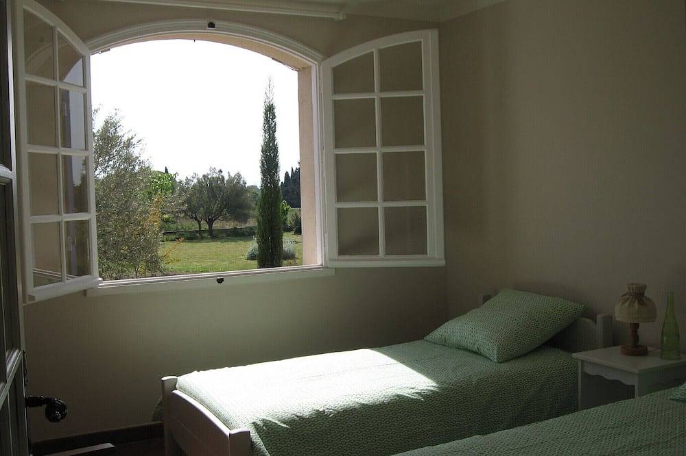 Villa, auf dem Land, ruhig, geräumig (8 Personen), Sicherheits-Schwimmbecken. in Sérignan-du-Comtat, Vaucluse