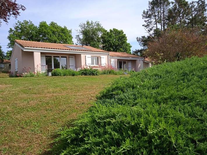 Location de vacances pour 6 personnes, avec jardin et piscine à Prailles