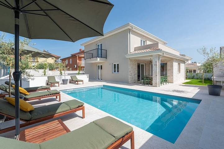 Ferienhaus für 10 Personen, mit Balkon und Garten in Umag