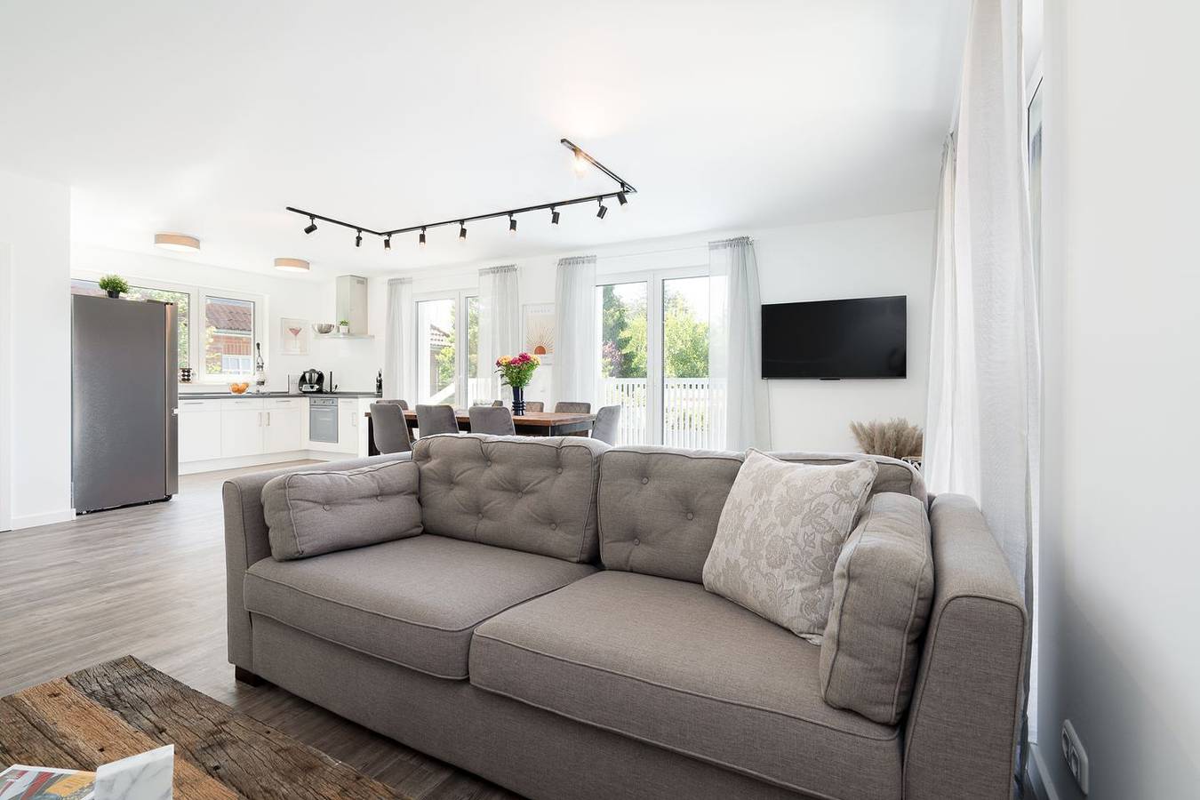 Ganze Wohnung, Moderne Ferienwohnung mit beheiztem Pool, Balkon und Terrasse in Ostseenähe in Ratekau, Ostholstein