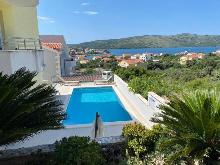 Apartament wakacyjny dla 5 osób, z ogród i taras w Seget Vranjica