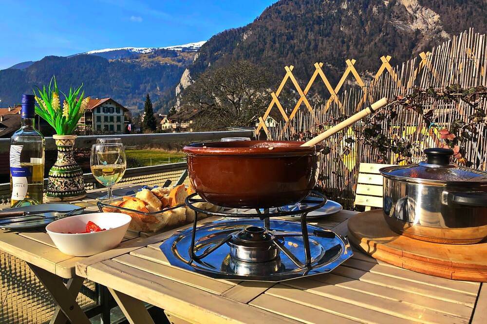 Ganze Wohnung, Geräumige, helle, sonnige Balkone. Nah an allen Annehmlichkeiten. Großartige Aussichten. in Matten bei Interlaken, Thunersee