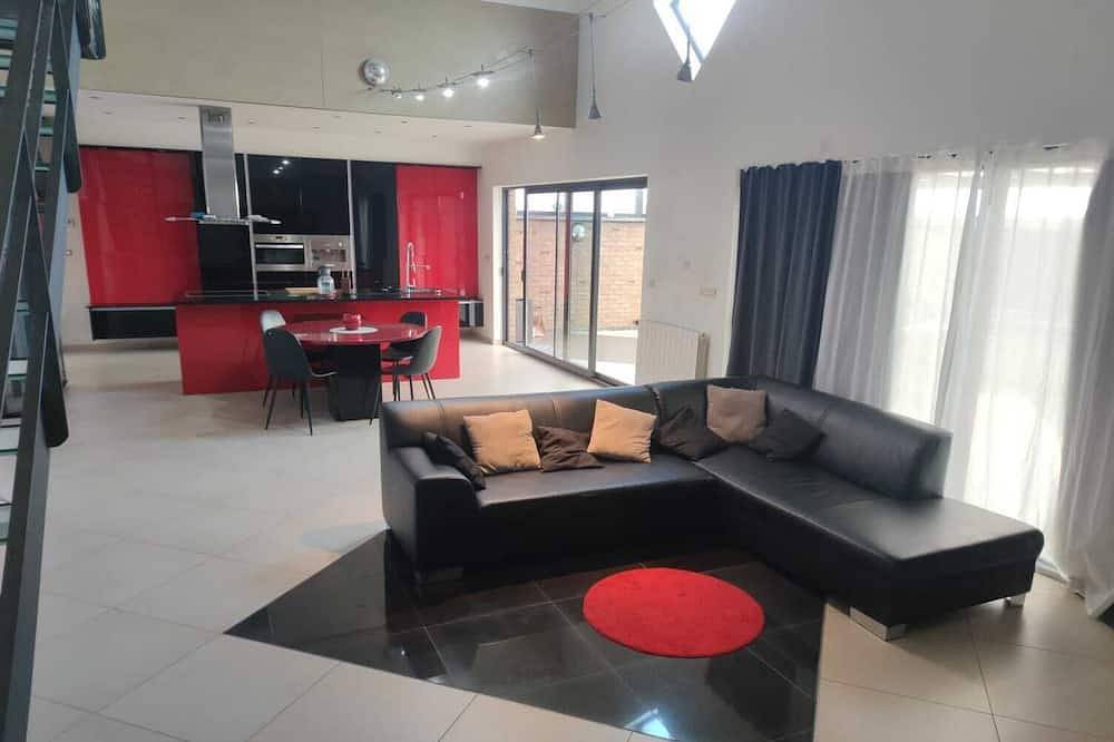 Private room for 3 in a 350M2 shared Villa in Charleroi, Henegouwen