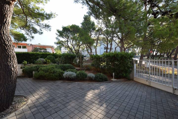 Ferienwohnung für 3 Personen, mit Terrasse, mit Haustier in Baska Voda