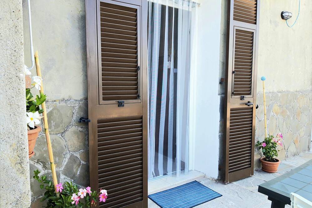 Ganze Wohnung, Cozy mini apartment on large terrace with unique view, pets allowed in Bagnone, Nationalpark Toskanisch-Emilianischer Apennin