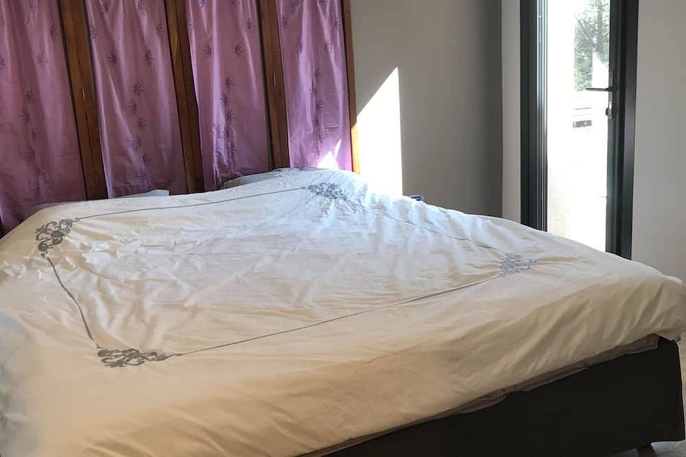 Beautiful  villa not overlooked, quiet, large heated pool, and open view in Sainte-Anastasie-sur-Issole, Brignoles region