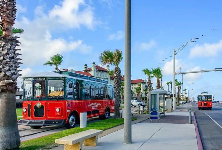 Vacation house for 10 people, with hot tub and yard as well as balcony in Galveston