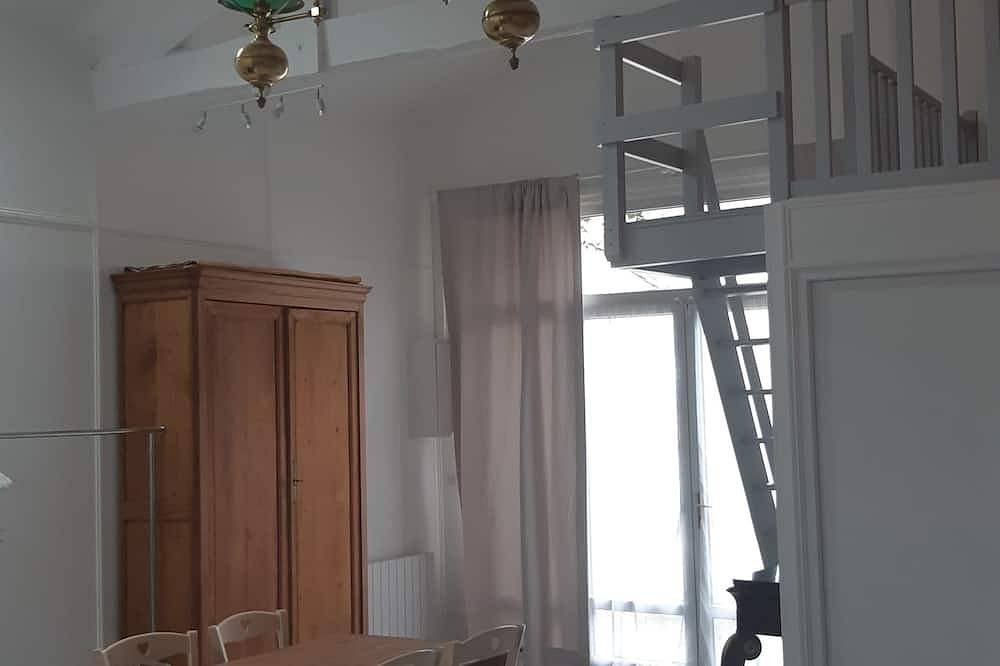 Apartamento entero, Quiet outbuilding with character, direct to Bordeaux tramway in 20 minutes in Eysines, Región de Burdeos