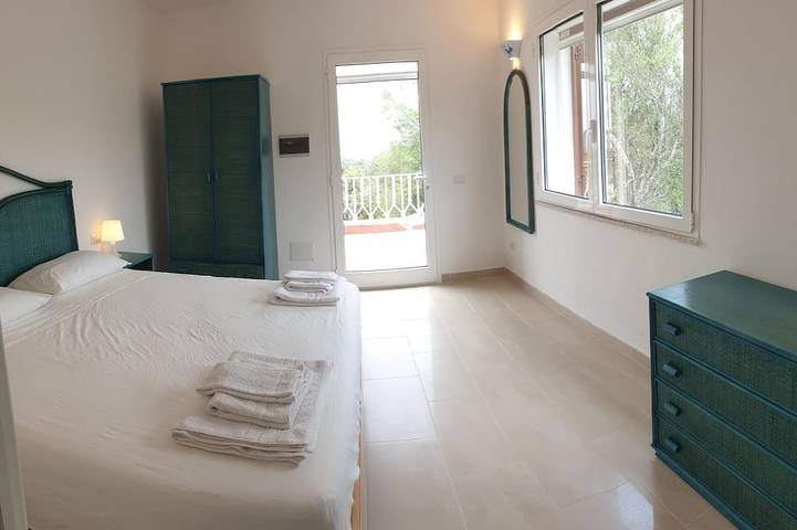 Villa Lu Impostu: piscina 5camere 5bagni terrazzo giardino vista mare 800 metri in Lu Fraili di Sotto, San Teodoro
