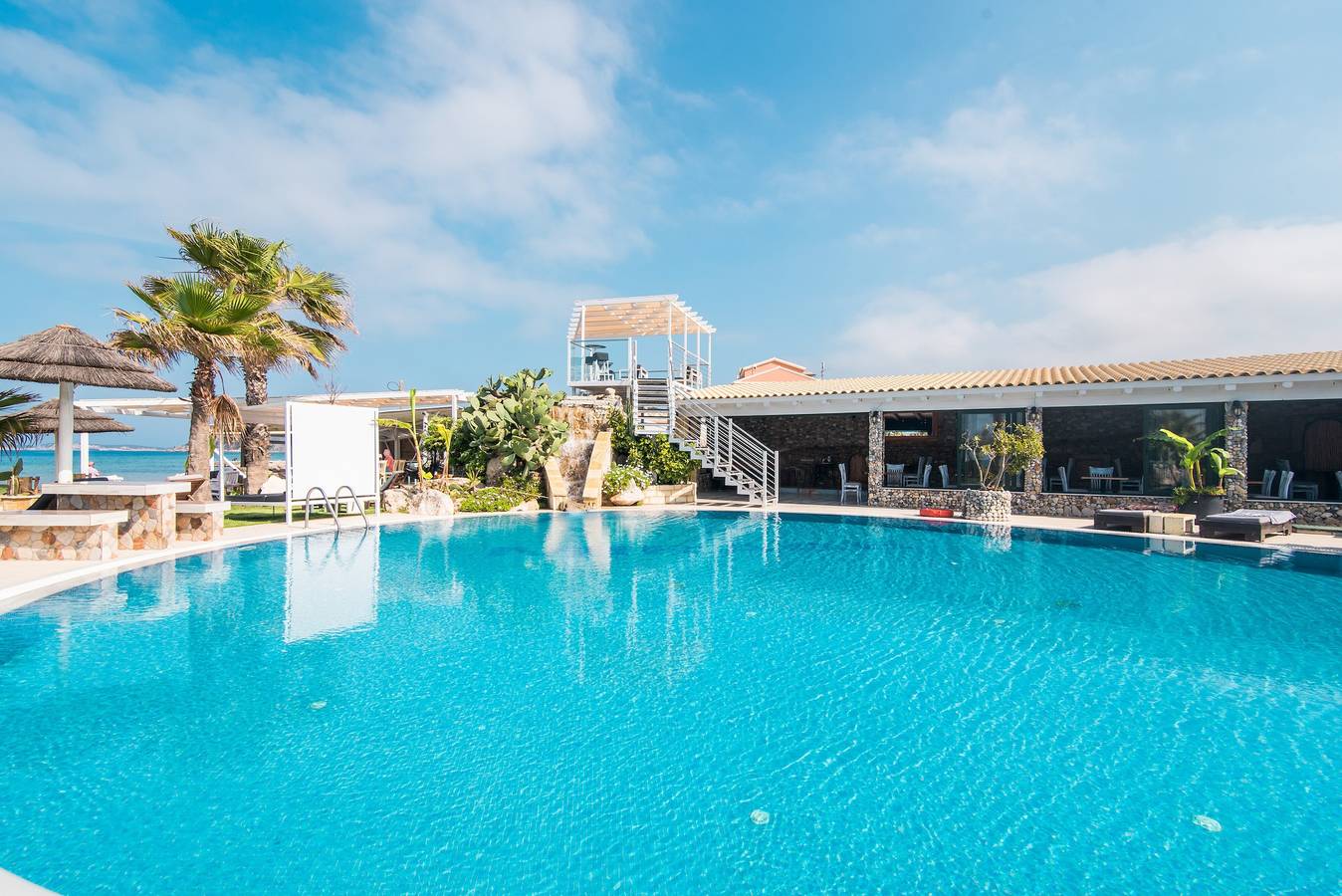 Studio entier, Studio 'Mirage Arillas Studio Type A8' avec vue sur la mer, piscine et Wi-Fi. in Arillas, Corfou