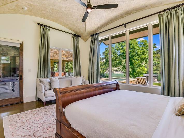 Vacation rental for 17 people, with yard and hot tub in Lake Austin