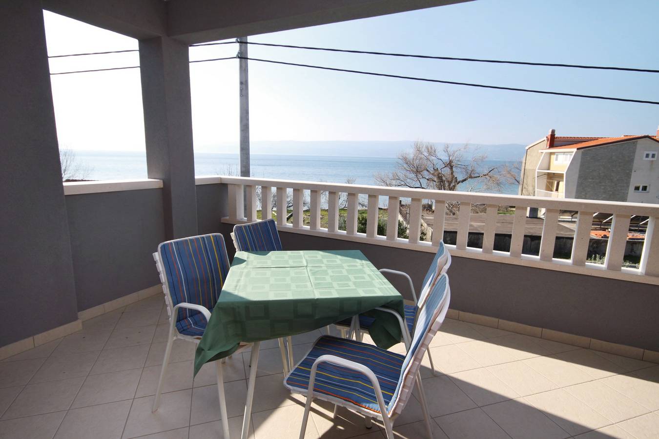 Ganze Wohnung, 2-Zimmer-Ferienwohnung mit Terrasse und Meerblick Duce, Omis -b in Dugi Rat, Omis-Riviera