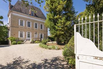 Location de vacances pour 6 personnes, avec terrasse et jardin à Brouchaud