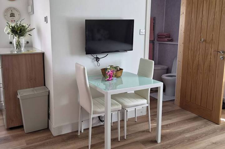 Ganze Wohnung, Studio Sleeps 2 with Free Parking and Garden in Woking, Surrey