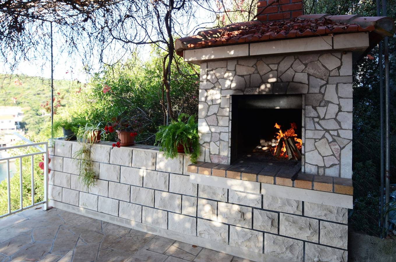 Ganze Wohnung, 3-Zimmer-Ferienwohnung mit Terrasse und Meerblick Zavalatica, Korcula A-14204-a in Čara, Korcula