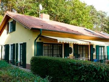Ferienhaus für 8 Personen, mit Garten und Seeblick sowie Terrasse und Sauna in Jabel
