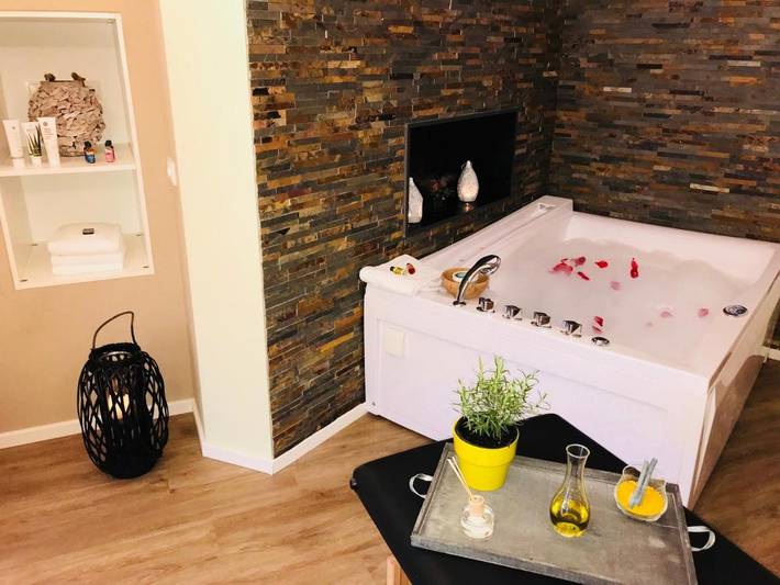 Villa für 6 Personen, mit Balkon und Whirlpool sowie Terrasse und Garten in Gerolstein