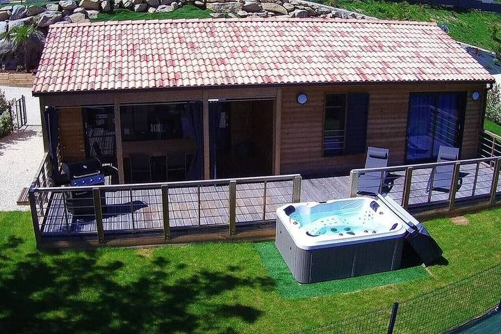 Gîte pour 6 personnes, avec terrasse et jacuzzi ainsi que jardin et piscine