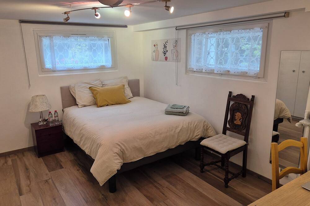 Entire apartment, Chambre Meuble tourisme. Tv, Wifi, bathroom/Wc and private access in Champigny-sur-Marne, Val-de-Marne
