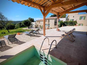 Location de vacances pour 2 personnes, avec terrasse ainsi que jardin et piscine à Sainte-Anastasie