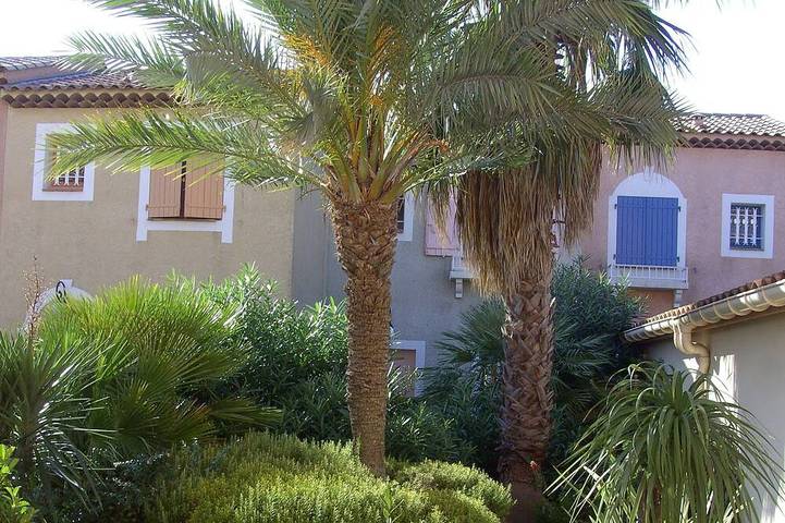Gîte pour 4 personnes, avec Terrasse ainsi que Jardin et Piscine dans Office De Tourisme De La Croix Valmer