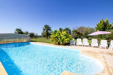 Gîte pour 6 personnes, avec piscine ainsi que terrasse et jardin à Échourgnac