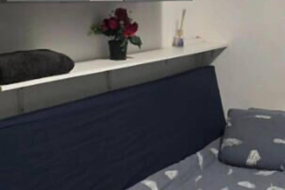 Entire apartment, Small Studio indiv. 12m2 Rdj + parking space. in Vitrolles, Istres region