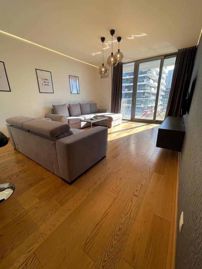 Apartamento para 4 personas, con terraza además de vistas y piscina en Belgrado