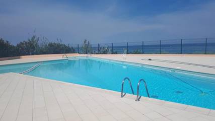Gîte pour 2 personnes, avec vue ainsi que piscine et terrasse à Santa-Lucia-di-Moriani