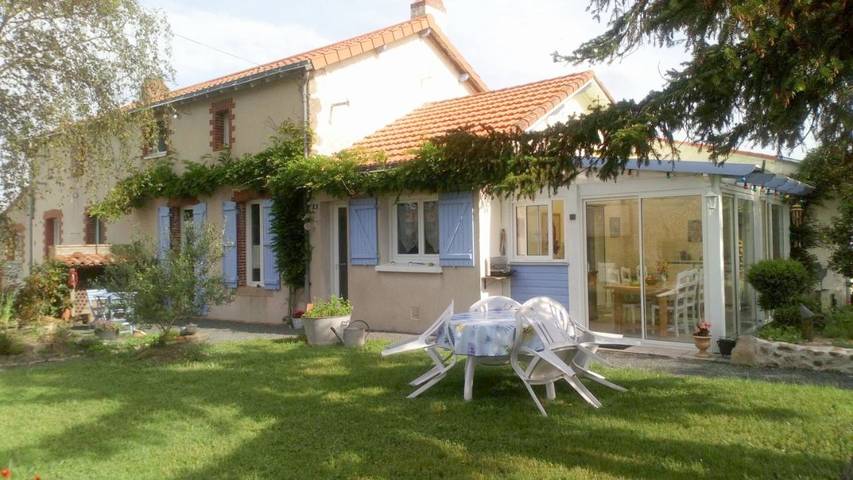 Location de vacances pour 5 personnes, avec vue et jardin à Montfaucon-Montigné - 2