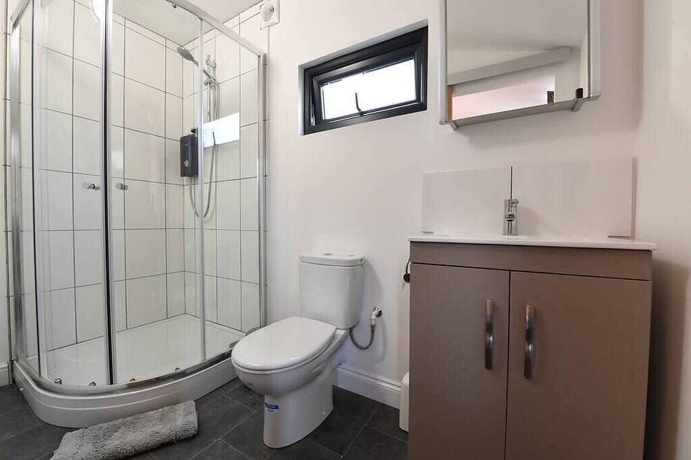 Cheerful 1Bd Cottage with Parking Nr Guildford in Worplesdon, Guildford