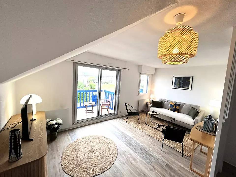 Appartement entier, Appartement cosy 4 personnes à 50m de la plage - balcon vue mer - Wifi, parking in Ploemeur, Côte des Mégalithes