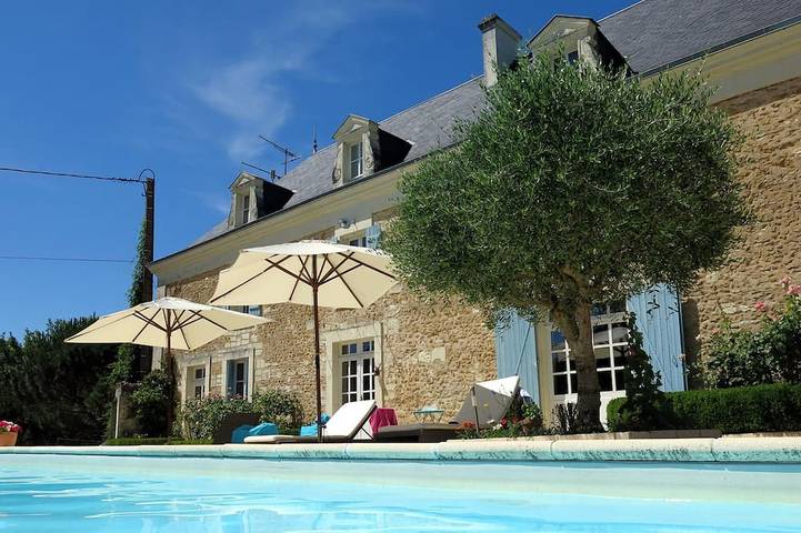 Location de vacances pour 10 personnes, avec Balcon ainsi que Jardin et Piscine à Thurageau