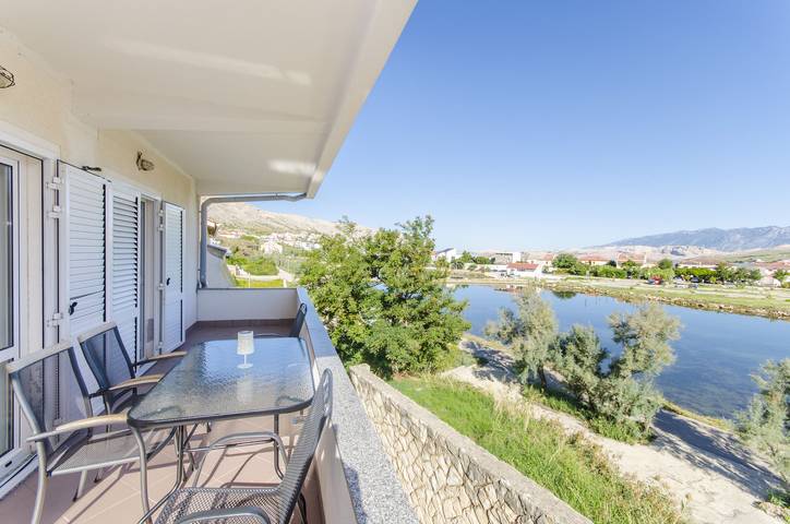 Smještaj za odmor za 5 osoba, s Balkon i Vrt, kao i Pogled u Grad Pag