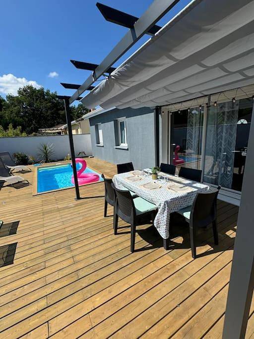Location de vacances pour 6 personnes, avec jardin ainsi que terrasse et piscine à Saint-Jean-d'Illac - 4
