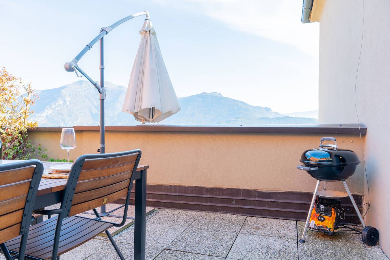 Hel lejlighed, “La Terrazza di Vincent”: Apartment with Lake View, Panoramic Terrace & Pool in Riva del Garda, Garda-Fjellene