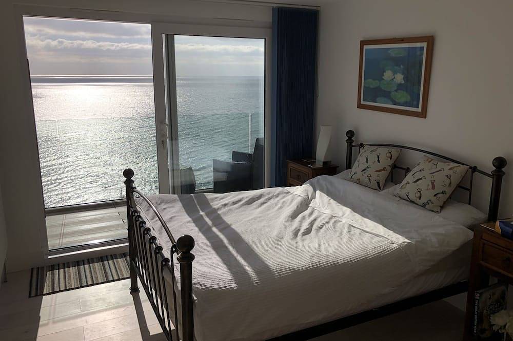 “Seawards”. House with panoramic sea views, set directly above the Sw Coast Path in Cornualles