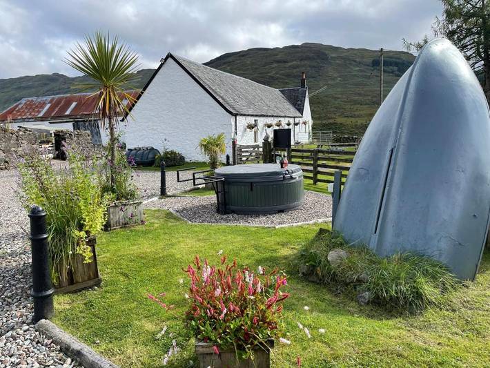 B&b for 4 people, with Hot tub and Terrace as well as Garden and View in Loch Lomond