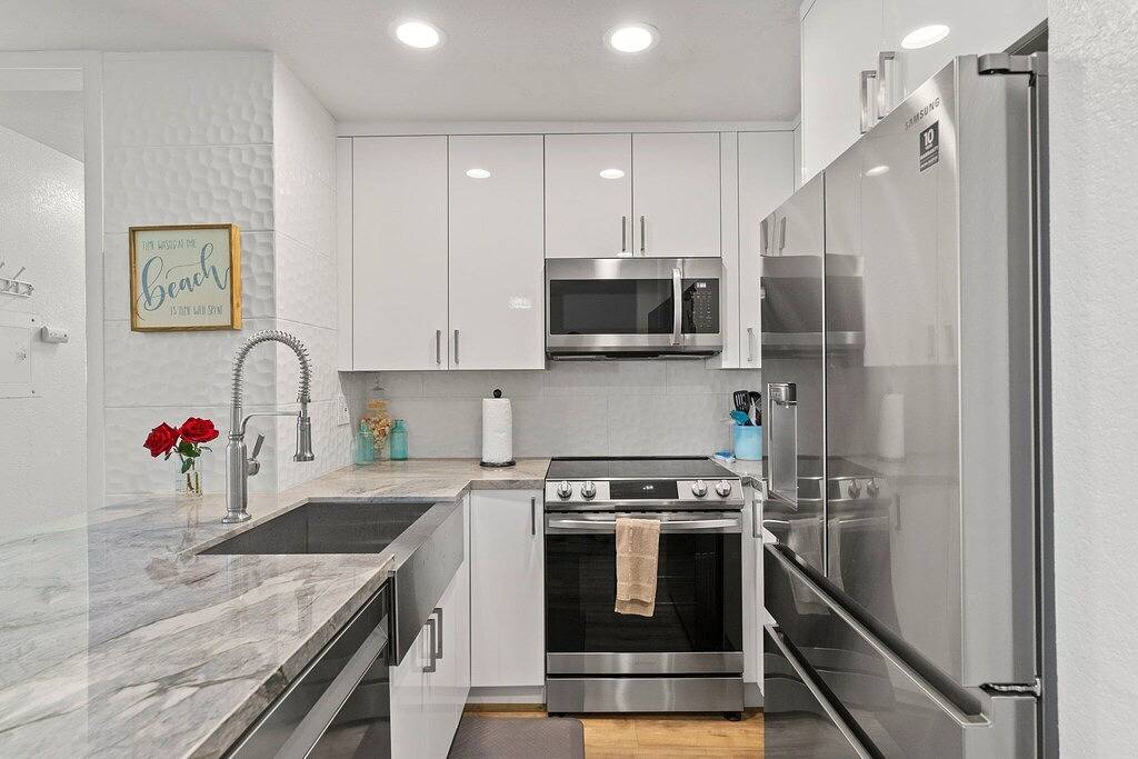 Ganze Wohnung, Oceanfront Condo...Views and sounds of the surf from Balcony and Bedroom in Oceanside, San Diego County