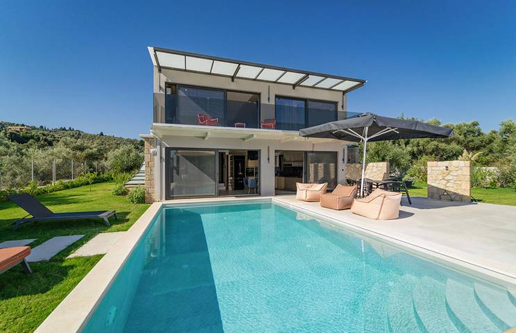 Villa pour 6 personnes, avec piscine et terrasse ainsi que jardin et sauna dans Ligia