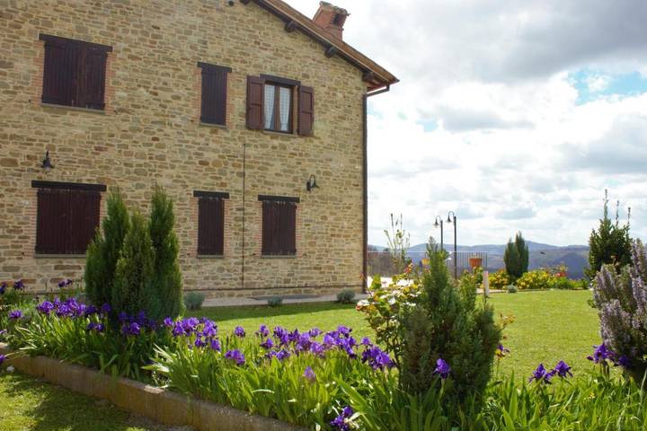 Agriturismo per 2 persone, con giardino e panorama nonché terrazza in Gubbio
