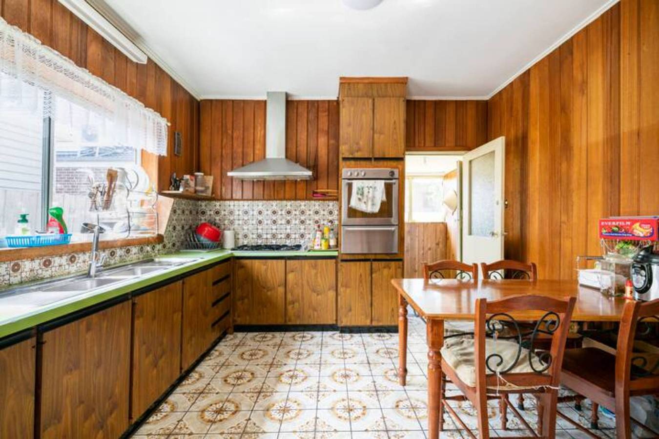 Geräumiges Zimmer in Sunshine, nur wenige Gehminuten vom Bahnhof entfernt, mit einfachem Zugang zu Melbourne in Brimbank City, Melbourne