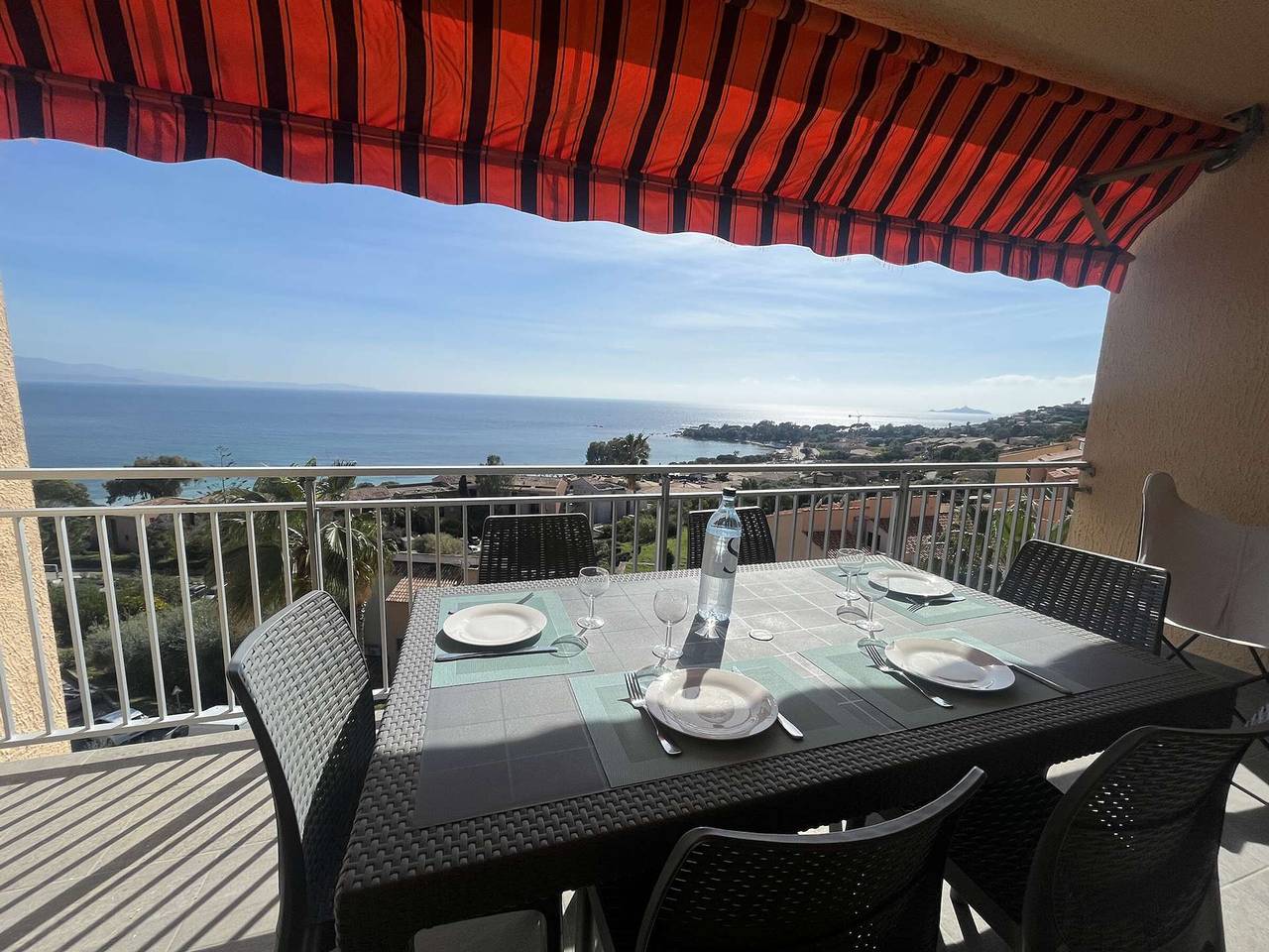 Appartement entier, Charmant studio, climatisé, plages à 350m, grande terrasse in Ajaccio, Région d'Ajaccio