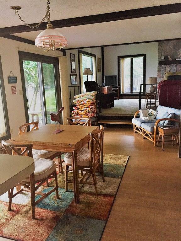 Vacation rental for 8 people, with yard and balcony in Torch Lake