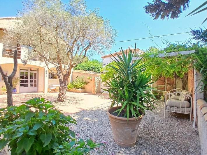 Maison d’hôte pour 2 personnes, avec piscine ainsi que vue et jardin à Arles - 4