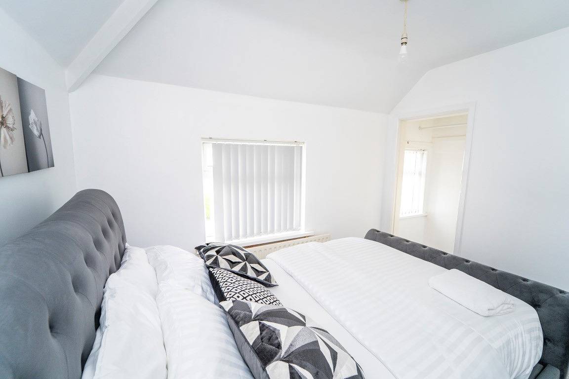 3 Bed House - Sleeps 5 - Pets - Garden - Parking in Heart of England